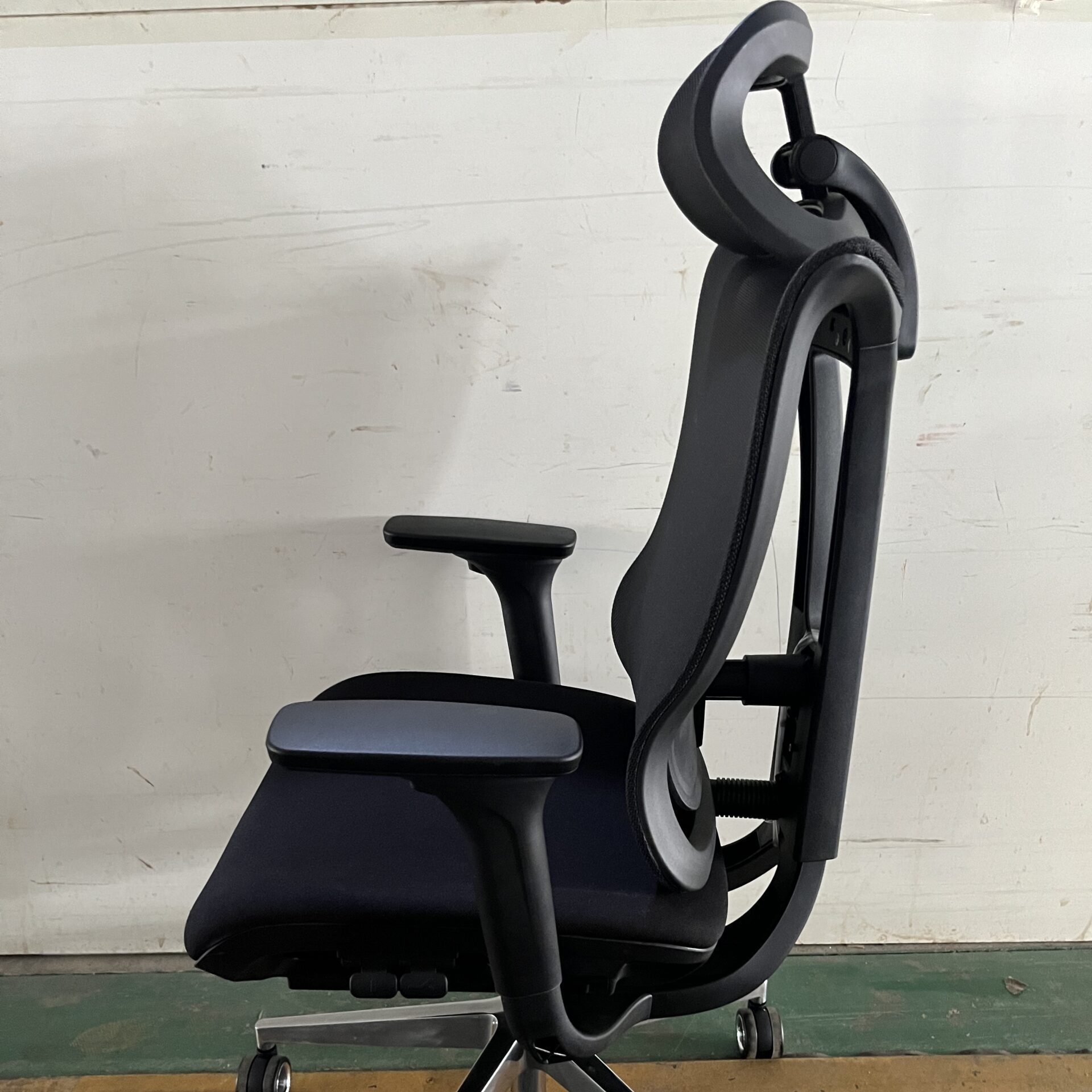Ergonomic Mesh Office Chair 3 High back office chair with lumbar support showing ergonomic side profile curvature